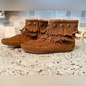 Minnetonka Tan Suede Fringe Boots size 8